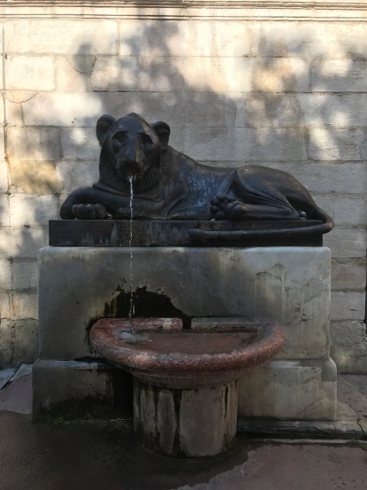 t lion fountain