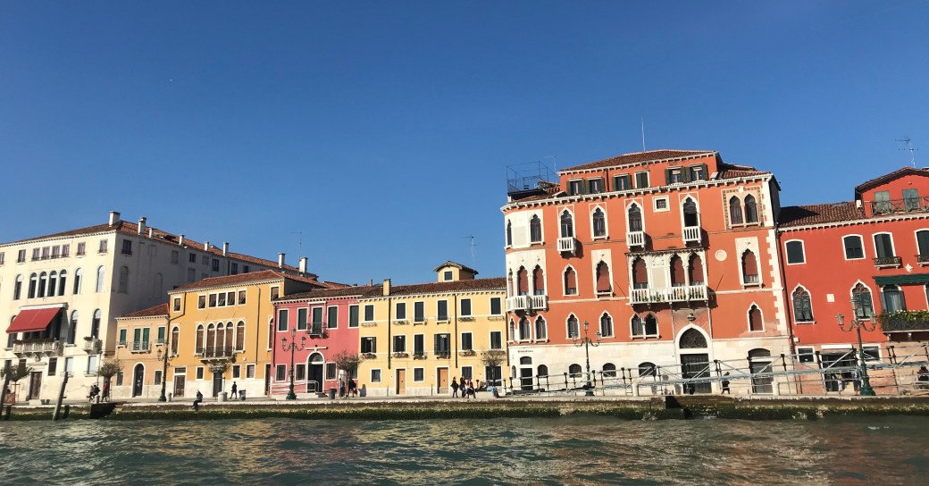 575F1387-BF7E-4E79-88F8-1C3BCA3BF613